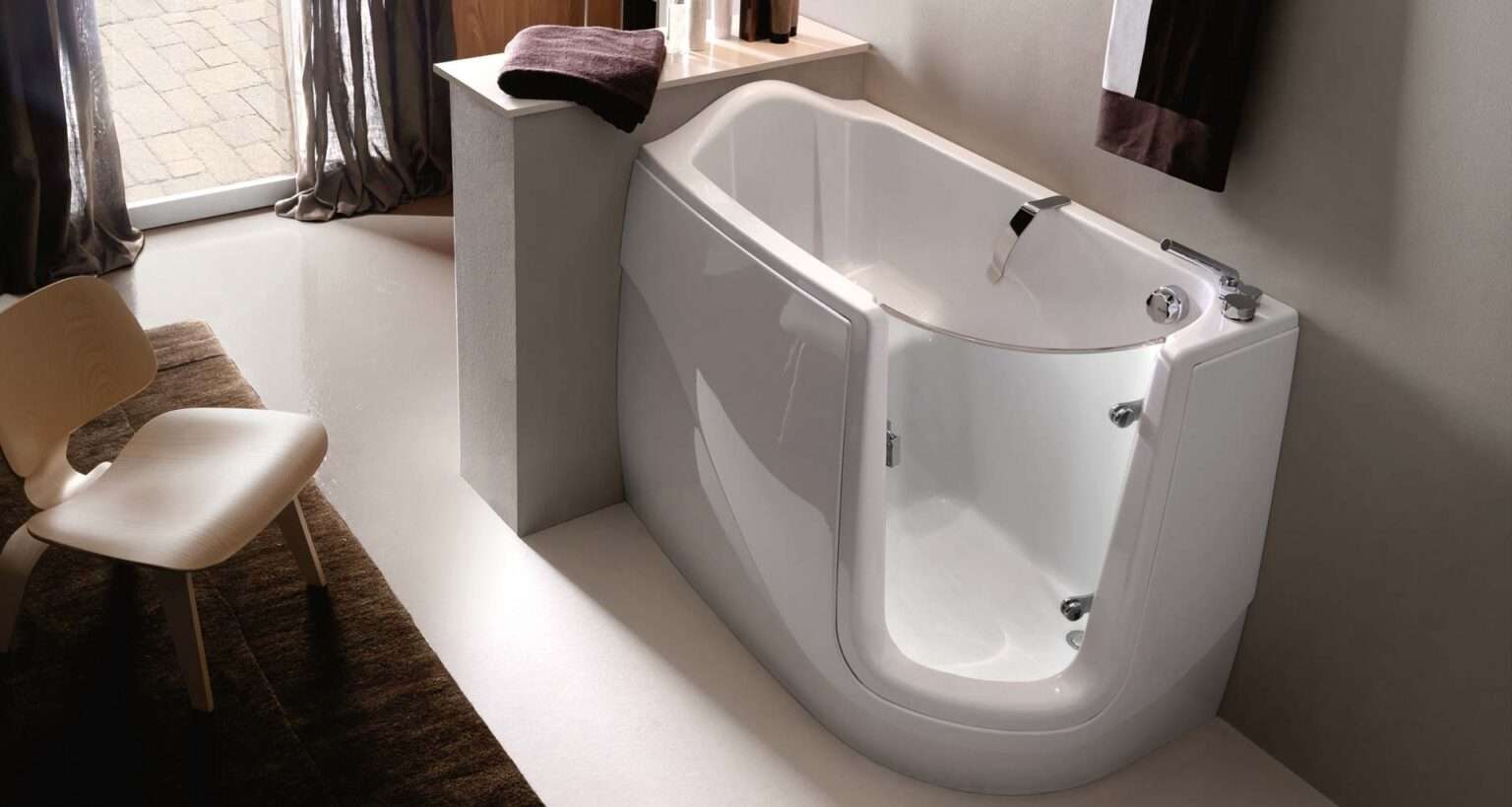 vasca da bagno con doccia e sportello
